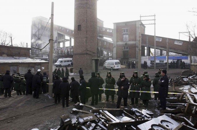 La police bloque l’accès au site de Sun Jiawam, une mine de charbon où s’est produit un accident minier le 15 février 2005. La mine est à Fuxin, province du Liaoning au nord-est de la Chine. (China Photos/Getty Images)