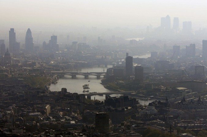 La pollution atmosphérique pèse sur le cœur de Londres dans cette vue de la ville, le long de la Tamise, le 20 avril 2007. (Mike Hewitt/Getty Images)