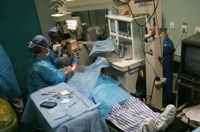 Des médecins effectuent gratuitement une opération d'enlèvement de cataracte à bord du Lifeline express [NDLR : le premier train hôpital au monde], le 11 mai 2008 à Nanyang, province du Henan, en Chine. (Chine Photos / Getty Images)
