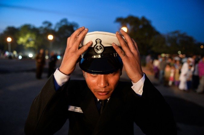 Un membre de la marine indienne ajuste son couvre-chef le 4 mars 2016 à New Delhi. (Chandan Khanna/AFP/Getty Images)