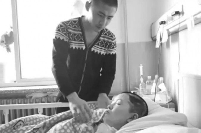 Liu Feng s’occupe de sa petite amie, Lin Yingying, plongée dans un coma à la suite de la violence des coups qu’il lui porta. (Oriental Net)