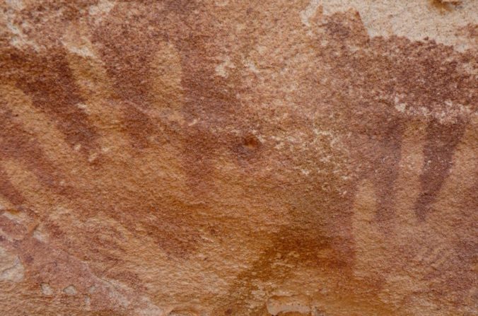 Une partie du rocher montre de minuscules empreintes de main que les chercheurs pensent maintenant avoir été faites par des lézards. (Emmanuelle Honoré)