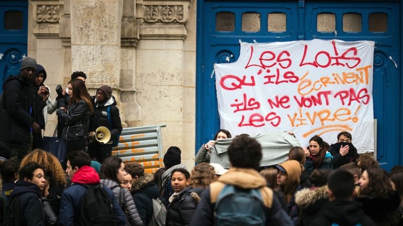 Des étudiants bloquent l’entrée du lycée Voltaire à Paris le 10 mars dernier pour protester contre la loi El Khomri. (LIONEL BONAVENTURE/AFP/Getty Images)