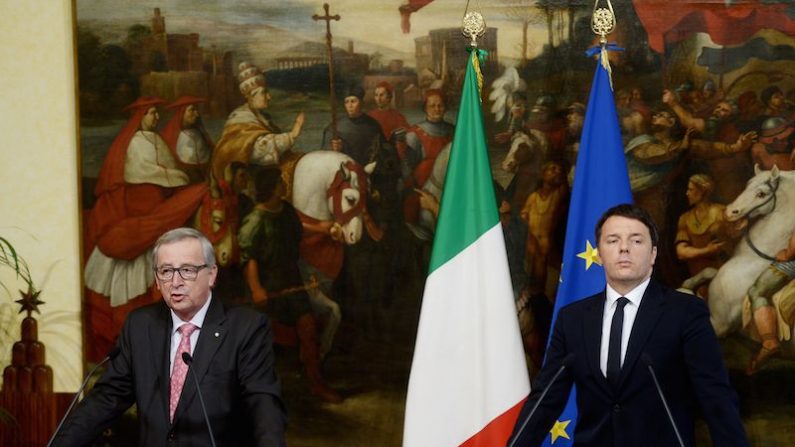 Le président de la Commission européenne Jean-Claude Juncker (G) et le Premier ministre italien Matteo Renzi (D) lors de la rencontre à Rome au Palazzo Chigi, siège de la présidence du Conseil des ministres italien, le 26 février dernier.  (FILIPPO MONTEFORTE/AFP/Getty Images)