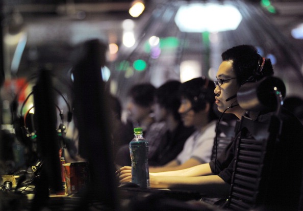 Des clients dans un cybercafé de Pékin le 12 mai 2011. Les internautes chinois se désolidarisent des résultats d’un récent sondage en ligne, qui ne les représente pas. (Gou Yige/AFP/Getty Images)