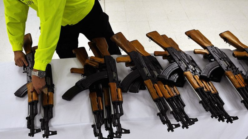 Des répliques d’AK-47 de la compagnie chinoise Norinco sont exposées par la police colombienne après avoir été confisquées. (Luis Robayo/AFP/Getty Images)