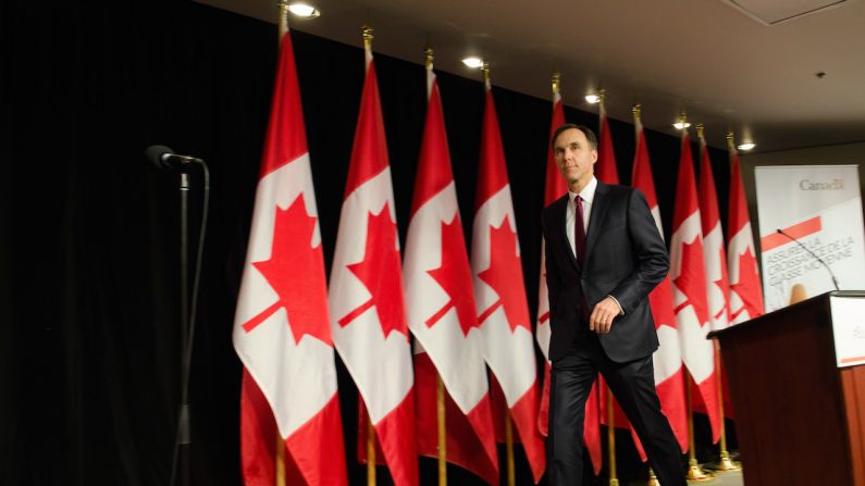 Le ministre des Finances, Bill Morneau, quitte le podium après s’être entretenu avec les journalistes au sujet de son premier budget le 22 mars 2016 à Ottawa. (Matthew Little/Epoch Times)
