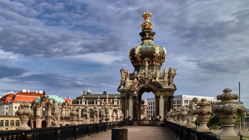 Le site du Zwinger est entouré d’une balustrade de 60 mètres de long, jalonnée de statues. Elle traverse l’accès principal, la tour de la Couronne surmontée de la couronne royale polonaise portée par des aigles. (Charles Mahaux)