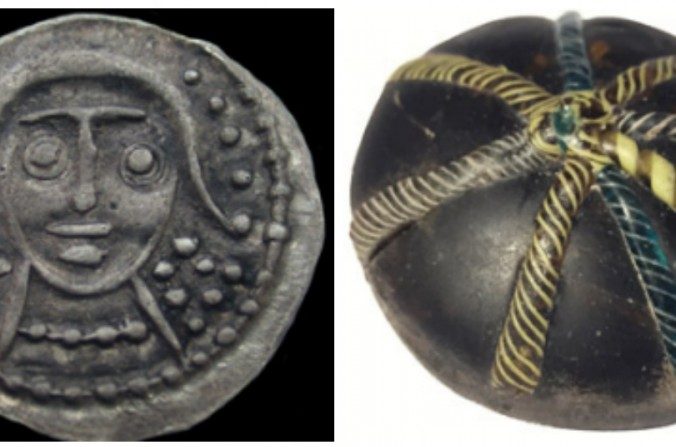 Un sceau, à gauche, et un récipient en verre découverts sur le site. (Portable Antiquities Scheme Photos)