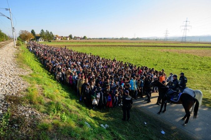 La police escorte des migrants et demandeurs d'asile près de la frontière Croatie/Slovénie. (Jure Makovec/AFP/Getty Images)