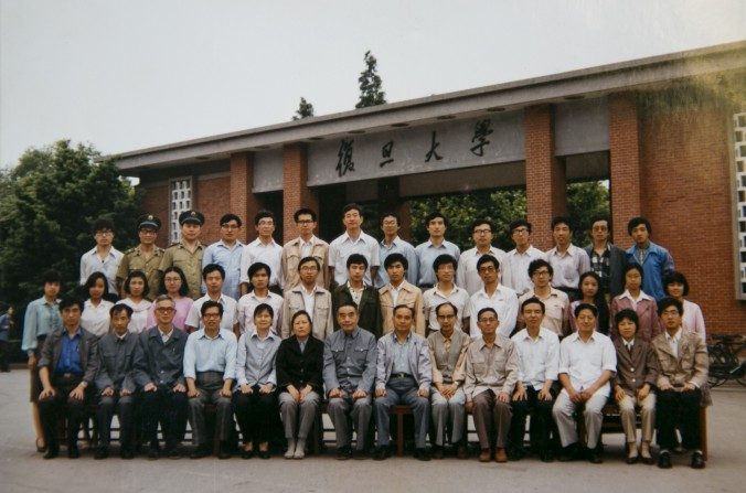 Photo des diplômés en politique internationale à l'Université Fudan en 1988. 
(Gracieuseté de Xia Ming)