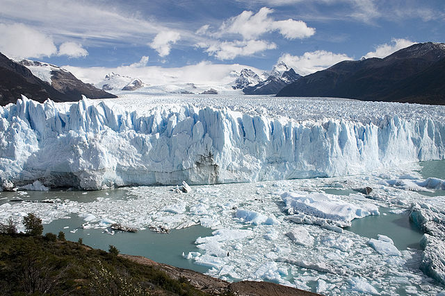 Le glacier Perito Moreno, surnommé le Géant blanc, en Argentine. (Wikimedia Commons)