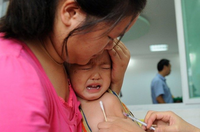 Une petite fille chinoise pleure dans les bras de sa mère alors qu'on lui inocule le vaccin contre la rougeole à Hefei, dans la province d’Anhui dans l'est de la Chine, le 11 septembre 2010. Cette vaccination a été effectuée dans le cadre d’une campagne nationale de 10 jours de vaccination gratuite destinée à dissiper les craintes des parents au sujet de la sécurité des vaccins. (STR / AFP / Getty Images)