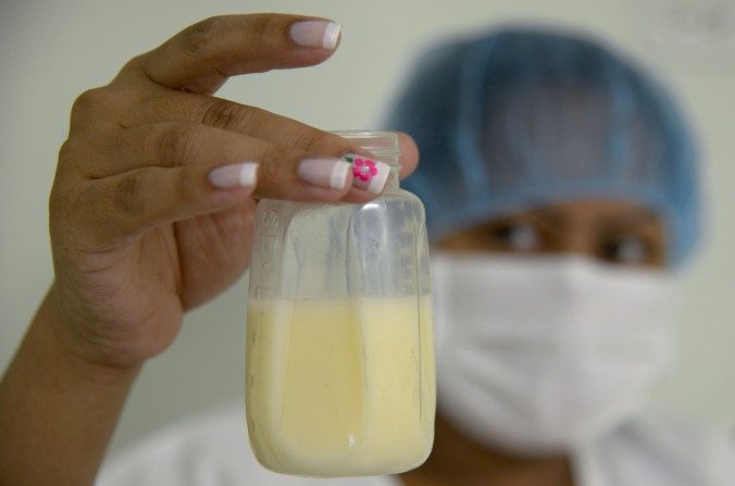Une mère colombienne fait don de son lait maternel à l'hôpital général de Medellin, le 20 août 2014, à Antioquia en Colombie. (RAUL ARBOLEDA/AFP/Getty Images)
