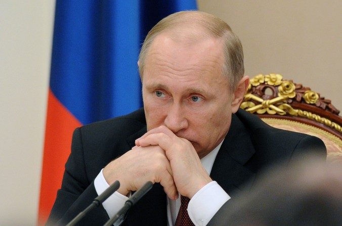 Le président russe Vladimir Poutine tient une réunion du gouvernement à Moscou le 25 mars 2015. Selon certaines indiscrétions, Poutine fréquenterait Wendi Deng, l’ex-femme de Rupert Murdoch (Mikhail Klimentyev/AFP/Getty Images)