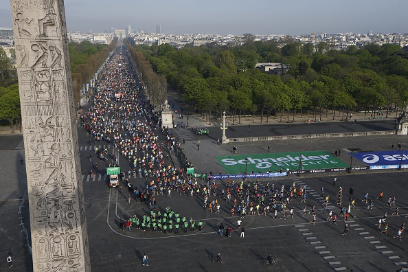 Les coureurs du marathon de Paris dépassent la Place de la Concorde, le 12 avril. Le vainqueur de la course sera le jeune Kenyan Mark Korir, qui terminera les 42 km en 2 heures, 7 minutes et 20 secondes.  (THOMAS SAMSON/AFP/Getty Images)
