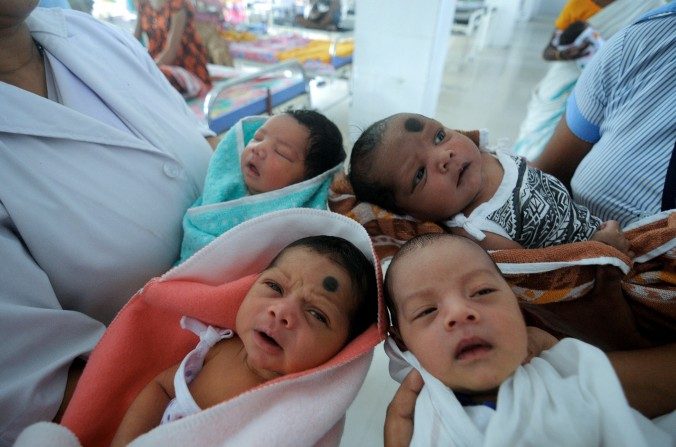 Dans une maternité indienne, des infirmières prodiguent des soins aux nouveau-nés, la veille de la Journée mondiale de la population, à Guwahati, le 10 juillet 2014. Créé par le programme des Nations Unies en 1989, la journée mondiale de la population, célébrée chaque année, a pour mission de sensibiliser aux enjeux liés à l’évolution de la population mondiale. (BIJU BORO/AFP/Getty Images)