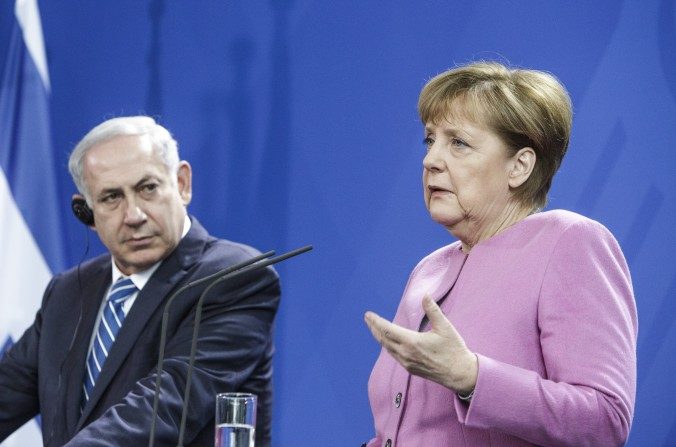 Rencontre du ¨Premier ministre israëlien et de la chancelière Angela Merkel lors d'une conférence de Presse en février 2015.(Carsten Koall/Getty Images)