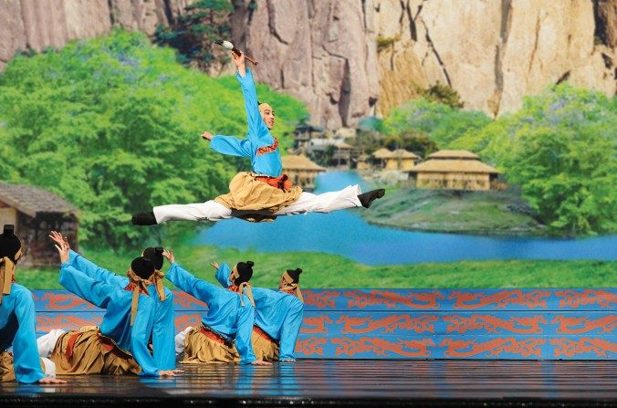 Les danseurs de Shen Yun Performing Arts dans le tableau « La légende du pinceau ». (Courtesy of Shen Yun Performing Arts)