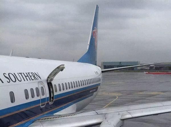 Un passager à bord d'un vol China Southern en provenance de Chongqing et à destination d'Urumqi ouvre l'issue de secours pour « avoir un peu d'air frais ». (Chengdu Finance Daily) 