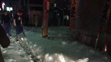Après le séisme, une mystérieuse mousse blanche apparaît sur le sol au Japon