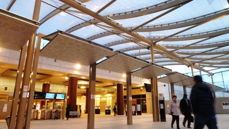 La gare est équipée de panneaux photovoltaïques et d’une toiture végétale. Le bilan carbone promet d’être positif.(SNCF/AREP/photographe Mathieu Lee Vigneau)