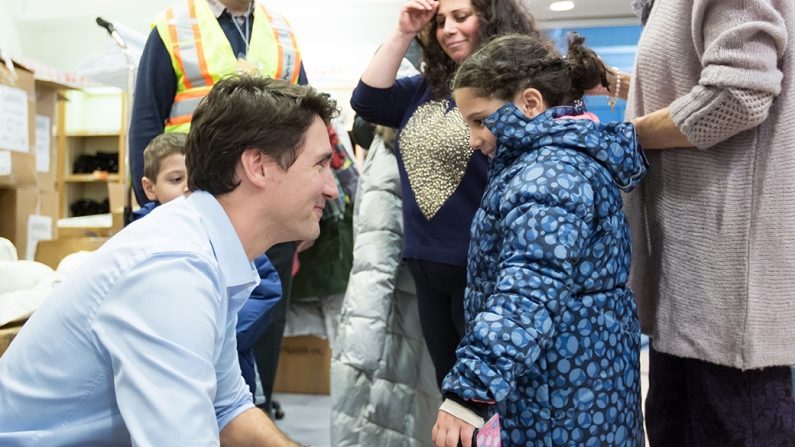 Le premier ministre canadien, Justin Trudeau, accueille des réfugiés syriens à l’aéroport Pearson de Toronto le 10 décembre 2015. (Cabinet du Premier ministre Canada)