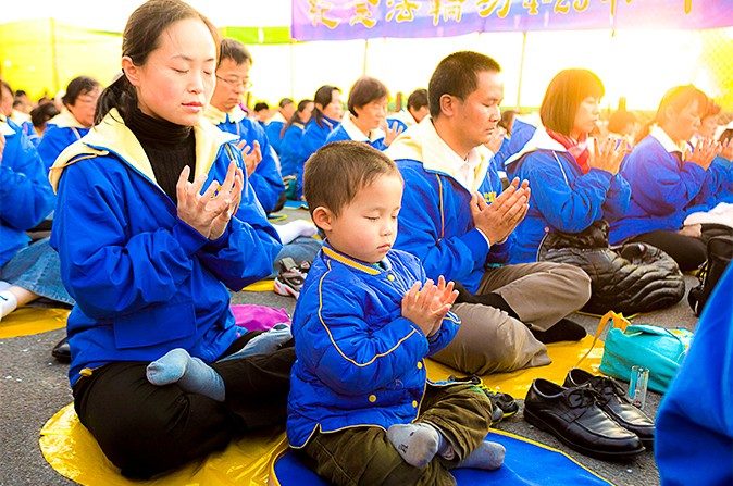 Des pratiquants de Falun Gong méditent à New York le 25 avril 2013. (Samira Bouaou/Epoch Times)