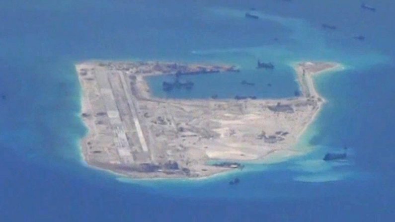 Une île que la Chine a construit sur le récif Fiery Cross en mer de Chine méridionale. Le régime chinois déploie maintenant dans la région des armes « anti-accès ». (Domaine Public)