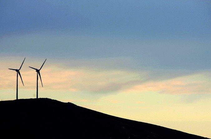 Des éoliennes aux abords de Villa Real, à 407 km au nord-est de Lisbonne. La majeure partie des 2,5 milliards d'euros de fonds privés et publics, que le gouvernement du Premier ministre José Socrates a mis de côté en juillet 2005 pour développer l'énergie renouvelable, ira vers le développement de l'énergie éolienne. (Nicila Asfouri / AFP / Getty Images)