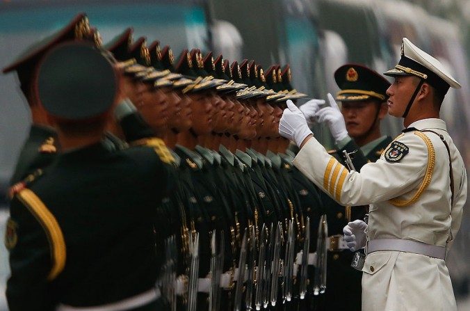 Une inspection de soldats chinois à Pékin, le 22 septembre 2013. Le régime chinois a commencé à démanteler les entreprises commerciales gérées par son armée. (Lintao Zhang / Getty Images)