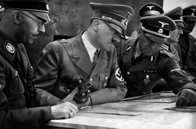 Une photo datée de 1939 montre le chancelier et dictateur nazi Adolf Hitler (au centre), consultant une carte géographique avec son état-major (AFP Getty Images)