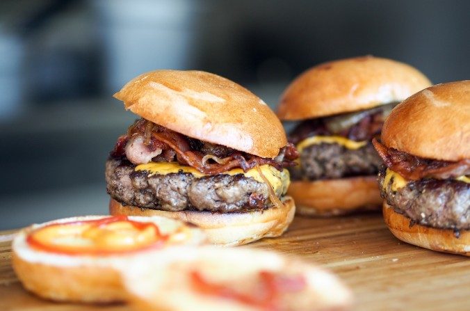 Les hamburgers sont le plus représentatifs du mode alimentaire américain. (Niklas Rhöse/unsplach.com)