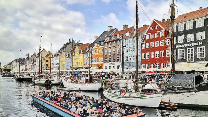Magie de Stockholm qui mérite bien son surnom de Venise du Nord si ce n’est que plusieurs berges sont de véritables parcs qui offrent une vue panoramique sur la vieille ville et le trafic des bateaux. (Charles Mahaux)