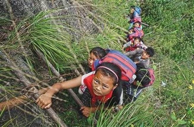 Les enfants grimpant une échelle dans la montagne. (via Beijing News)