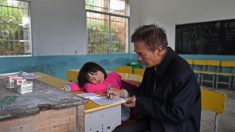 Une petite chinoise est la seule écolière de sa classe