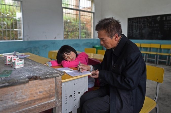 Peng et son instituteur Liu Chuiming. (via Xinhua)