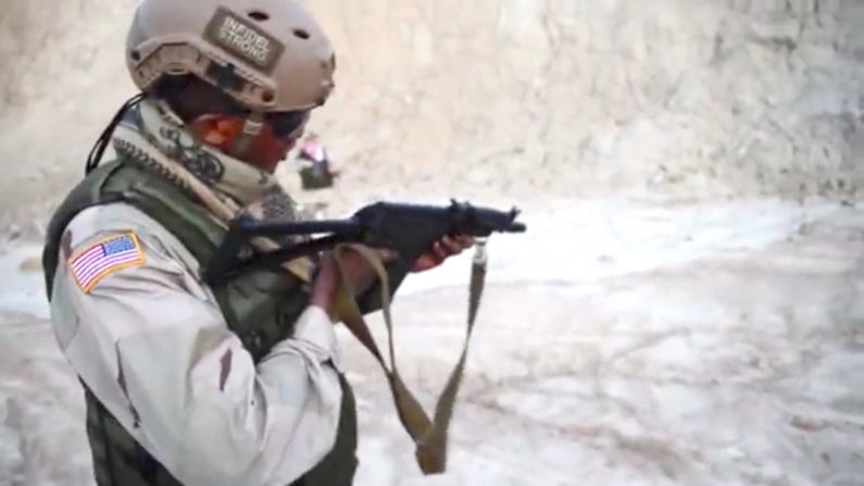 Une vidéo de propagande montre un faux soldat américain tirant avec un fusil russe sur le Coran. (Capture d’écran Mayaese Johnson/Youtube)
