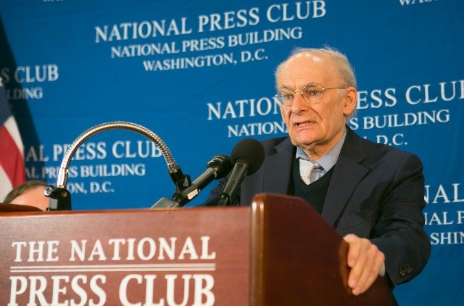 David Matas présente un nouveau rapport sur le trafic d'organes de masse ayant lieu en Chine, lors d'une conférence de presse au National Press Club à Washington D.C., le 22 juin 2016. (Lisa Fan/Epoch Times)