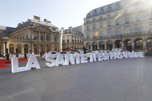 En 2011, Médecins du Monde avait déjà manifesté devant le Conseil d'État à Paris, avec le slogan : « La santé n'est pas un luxe ». (FRANCOIS GUILLOT/AFP/Getty Images)
