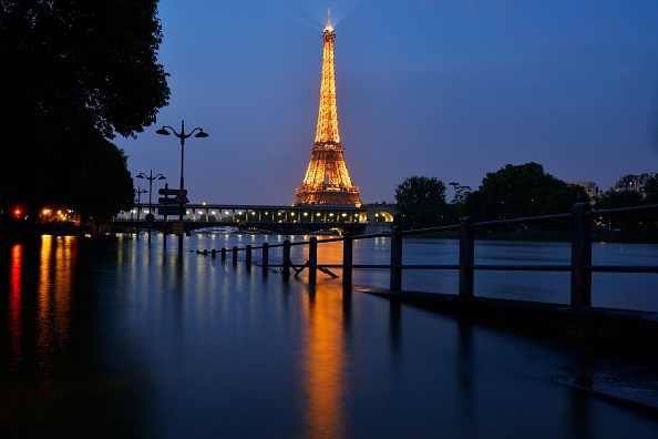 Photo prise le 5 juin, depuis le quai en face de Beaugrenelle, à Paris. (BERTRAND GUAY/AFP/Getty Images)