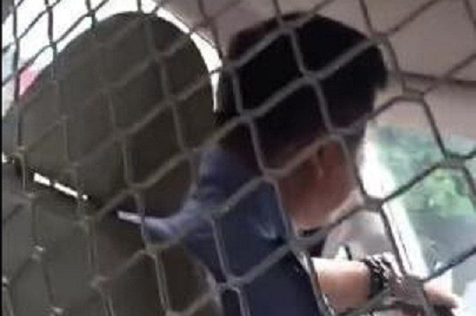 Une capture d'écran d’une vidéo prise par l'une des jeunes femmes montre le policier. (Capture d'écran via Miaopai)
