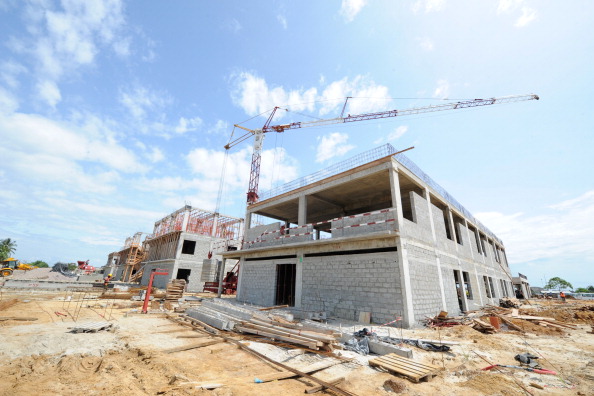Vue sur le chantier de construction d'un hôpital universitaire à Owendo, port de Libreville le 11 octobre 2012. Le Gabon a lancé un plan d'investissement dans l'infrastructure de 20 milliards de dollars, qui vise à faire de ce pays un pays émergent en 2025. (Steve Jordan / AFP / GettyImages)