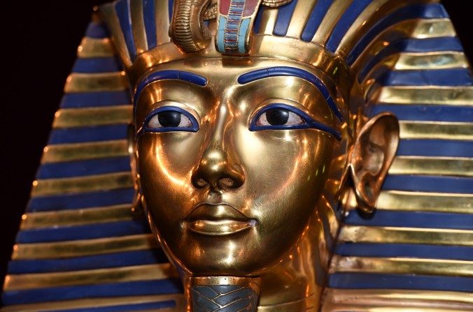 Le masque funéraire du pharaon égyptien Toutankhamon lors d’une exposition le 2 avril 2015 à Kleine Olympiahalle, à Munich en Allemagne, (Hannes Magerstaedt/Getty Images)