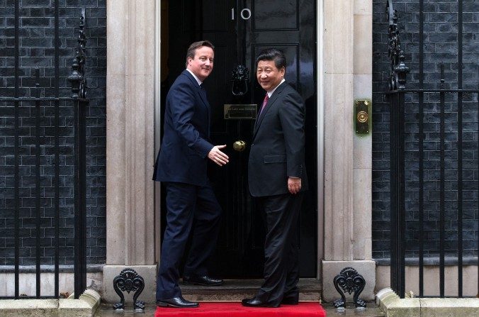 Le Premier ministre britannique David Cameron (à gauche) et le dirigeant chinois Xi Jinping (à droite) arrivant au 10 Downing Street à Londres, le 21 octobre 2015. Avec la sortie de la Grande-Bretagne de l'UE, la Chine perd son principal allié en Europe. (Carl Court / Getty Images)