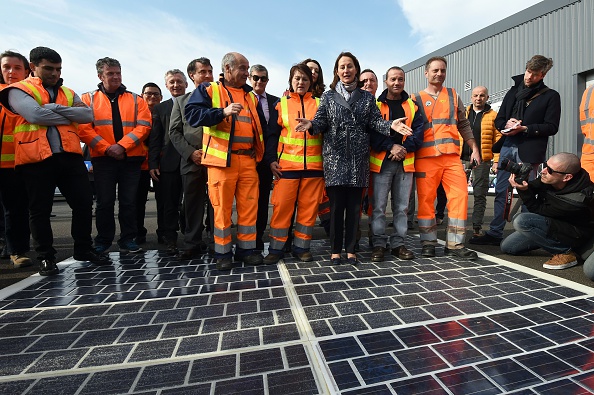 La ministre de l'Environnement Ségolène Royal souhaite l’installation de 1 000 km de routes solaires d’ici 2020 (ANNE-CHRISTINE POUJOULAT/AFP/Getty Images)
