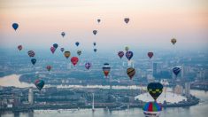 La régate des montgolfières de Lord Mayor domine le ciel de Londres