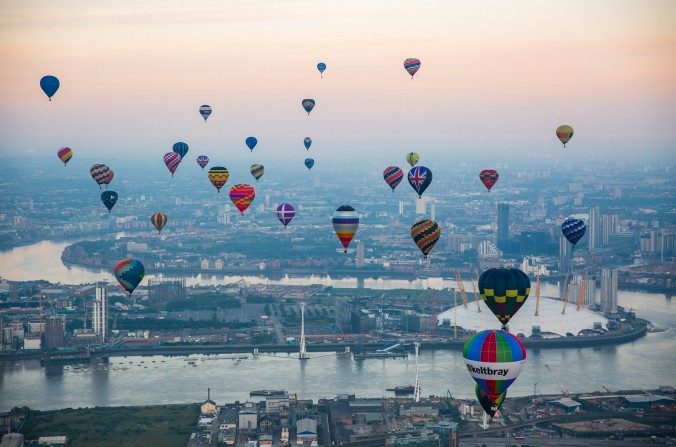Le 19 juin, 50 montgolfières ont pris leur envol au dessus de la Tamise pour la régate de Lord Mayor, un gala de charité annuel pour la ville de Londres. (Jack Taylor/Getty Images)