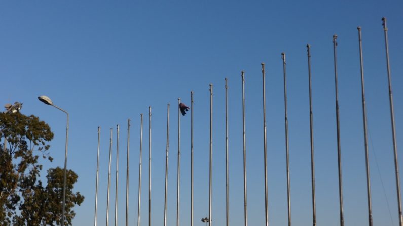 Un dernier drapeau libyen en lambeaux flottait encore aux premières semaines de l’occupation de Syrte en 2015. (Tom Westcott/IRIN)