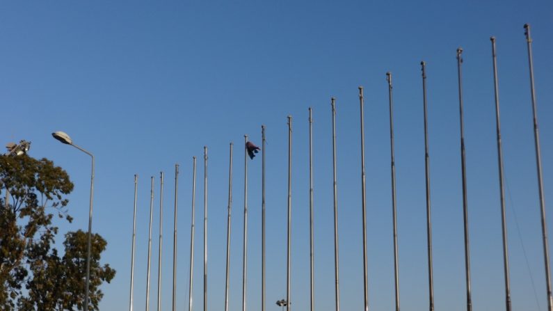 Un dernier drapeau libyen en lambeaux flottait encore aux premières semaines de l’occupation de Syrte en 2015. (Tom Westcott/IRIN)